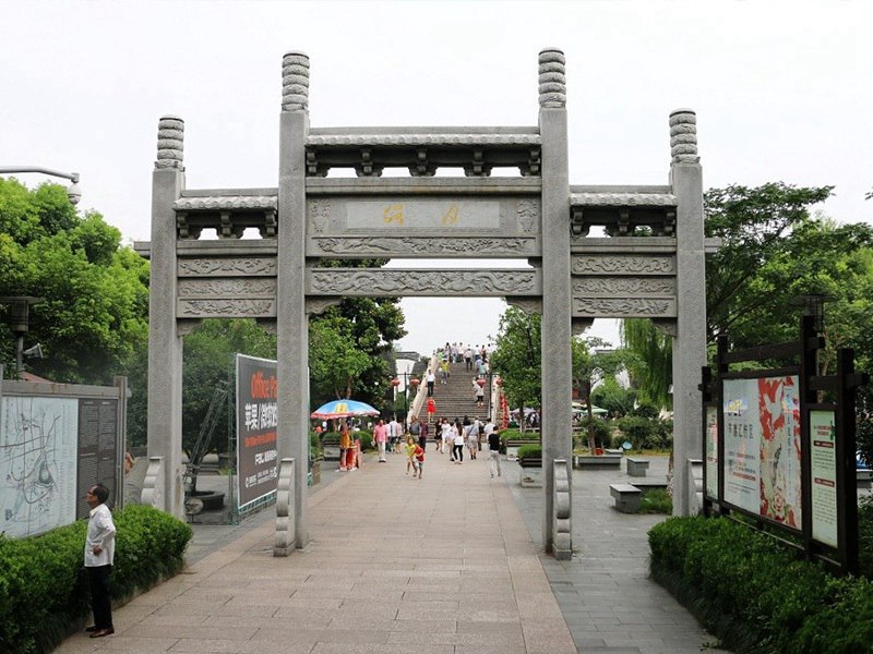 乡村街道牌坊