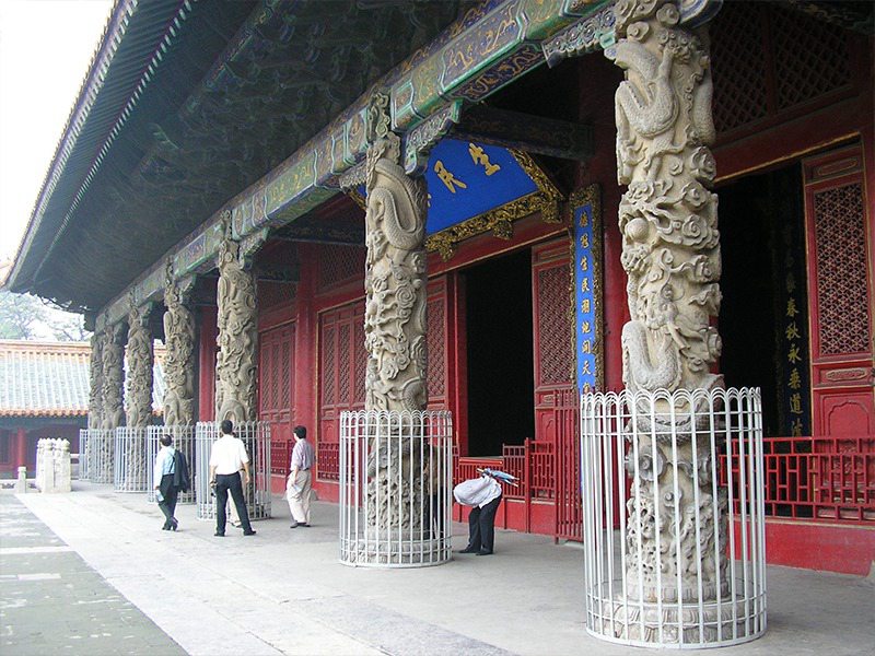 寺庙走廊石龙柱