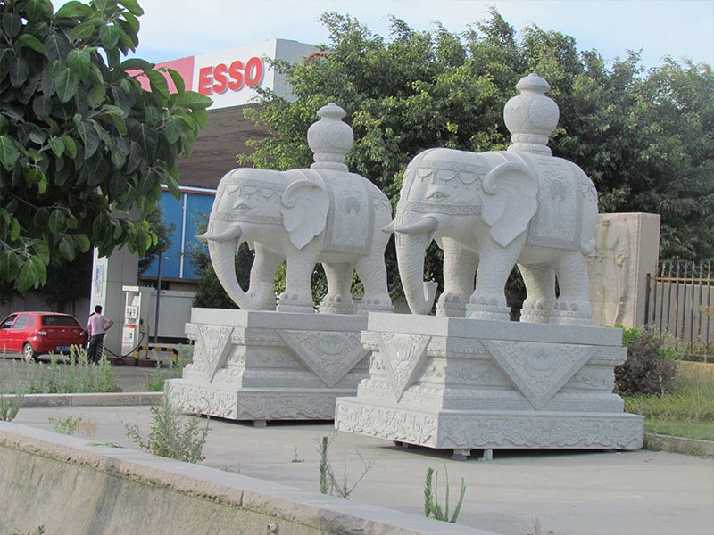 酒店门前石雕大象