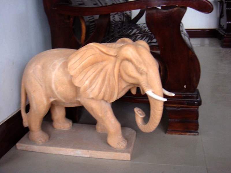 客厅石大象