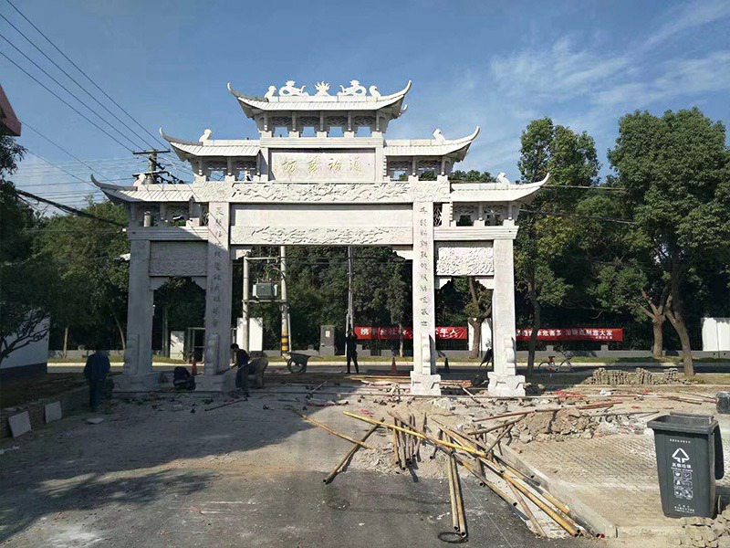 村口三门五楼石牌楼