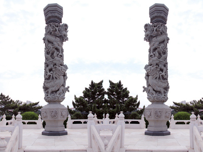 广场石龙柱雕刻