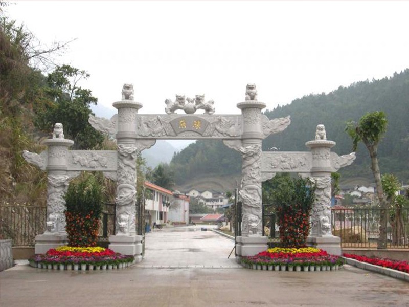 景区三门冲天式石牌坊