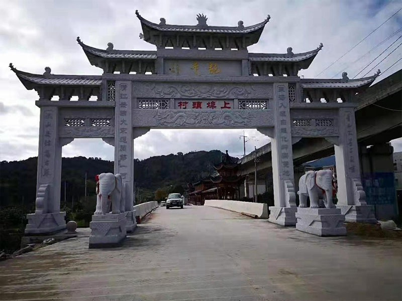 农村路口三门五楼石牌坊